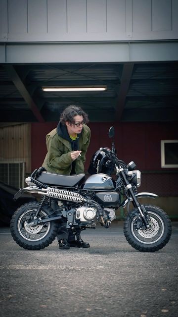 MONKEY HEAVEN on Instagram: "M-65 Field JKT with #hondamonkey #monkey125 #motorcycle #fashion" Honda Monkey 125, Motorcycle Fashion, Honda Monkey, January 7, Mini Bike, Cafe Racer, A Man, Bike, On Instagram