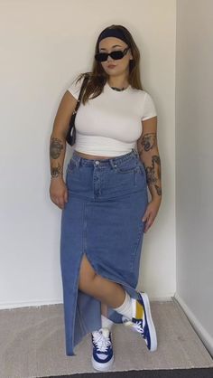 Jean Skirt Plus Size Outfits, Long Skirt Jeans Outfit, Denim Skirt Outfit Plus Size, Plus Size Denim Skirt Outfit, Long Denim Skirt Outfit, Long Skirt Jeans, White Tops Outfit, Denim Skirt Outfit, Outfit Curvy