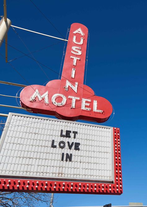 An offbeat Texas original gets a stylish refresh—and stays wonderfully weird Austin Motel, Retro Umbrella, Kidney Shaped Pool, Motel Sign, Funky Wallpaper, Art Deco Abstract, Paper Towns, Tufted Bed, Stay Weird