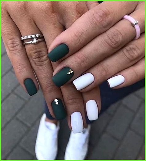 Hunter Green Nails, Unghie Sfumate, Sunflower Nails, Matte Nails Design, Short Nail, Spring Nail Art, Short Nail Designs, Floral Nails, Short Acrylic Nails