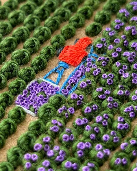 Details ✨ If you missed it yesterday, there’s 460 tapestry wool knots, 350 of which are covered in lavender flowers. There’s approximately 1100 tiny lavender french knots in this piece. This embroidered farmland took me over 13 hours to complete, and it might be my favourite piece to date. I’m hoping once I list it that it will find a home that loves it as much as I do🪻 . . . @dmc_embroidery @dmc_crafts @dmc_france #embroidery #embroidered #needlework #handembroidery #fiberart #fibreart #te... Needle Felting Diy, Visible Mending, Lavender Farm, French Knots, Thread Art, Slow Stitching, Lavender Flowers, Embroidery Hoop Art, Felt Diy