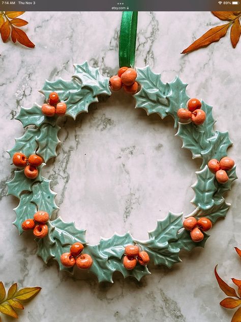 Ceramic Christmas Ornaments Pottery, Clay Christmas Wreath, Pottery Wreaths, Winter Ceramics Ideas, Pottery Advent Wreath, Ceramic Wreath Christmas, Ceramic Christmas Wreath, Clay Wreath Ornament, Pottery Christmas Ornaments Wreath