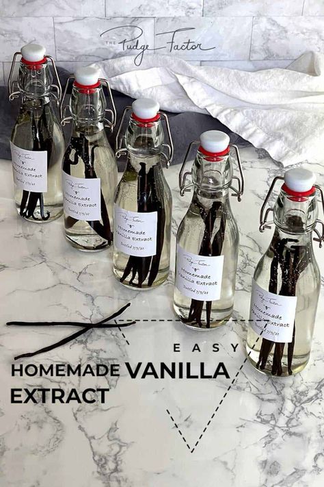 Make Your Own Vanilla Extract is the perfect DIY Christmas gift. It's a snap to make, and uses only Vodka and vanilla beans. Diy Vanilla Extract Christmas Gift, Diy Adult Christmas Gifts, How To Make Vanilla Extract, Diy Vanilla Extract, Vanilla Diy, Vanilla Homemade, Make Your Own Vanilla, Homemade Extracts, Diy Extracts