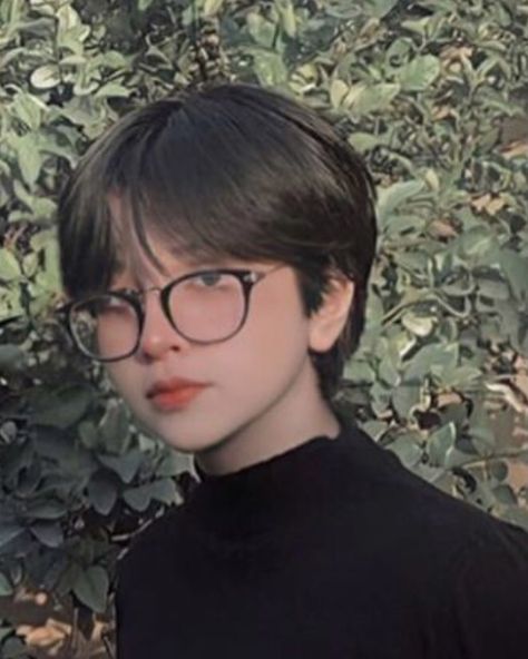 Boycut For Women Round Face, Indian Tomboy Haircut, Tomboy With Glasses, Short Mullet Round Face, Korean Pixie Cut With Bangs, Tomboy Glasses, Boycut For Girls Hairstyles, Short Tomboy Haircut Round Face, Tomboy Hairstyles Round Face