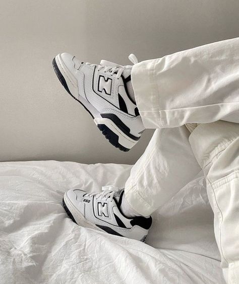 New Balance 550 White Black, Outfit Ideas Cargo, Sneakers Smart Casual, Outfit Ideas Cargo Pants, Basic Outfit Ideas, Panda Sneakers, Hype Sneakers, Elegant Shoes Heels, New Balance 550 White