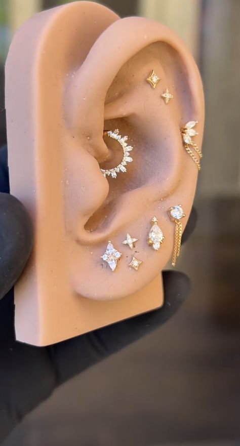 Eat Curation Ideas, Fairy Earrings Aesthetic, Constalation Piercing, Ear Constellation Piercings, Ear Curation Silver, Curated Ear Piercing Ideas, Piercing Ideas Classy, Ear Piercing Ideas Classy, Ear Curation Ideas