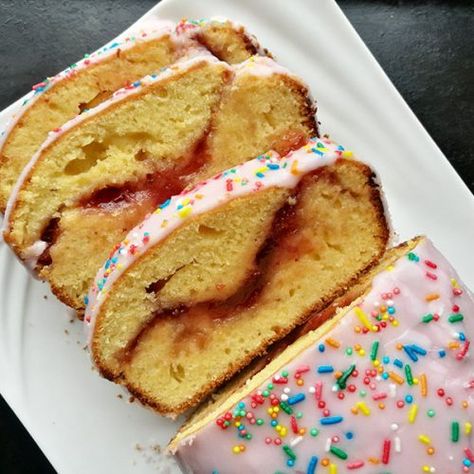 Raspberry Swirl Pound Cake, Recipe Using Jam, Vanilla Loaf Cake, Jelly Sweet, Bread Jam, Glaze For Cake, Strawberry Bread, Loaf Cake Recipes, Swirl Cake