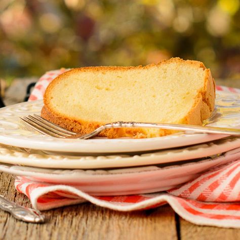 Peach Brandy Pound Cake | Magnolia Days Brandy Recipe, Dum Dums, Peach Desserts, Peach Bellini, Peach Schnapps, Peach Recipe, Sweets Cake, Dark Rum, Bundt Cakes