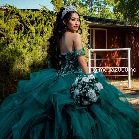 Moda 2000 ♥ #1 Quince Shop on Instagram: “Strike a pose, #M2kQueen!✨👏 Thank you for choosing us! Did you also say YES at #Moda2000?👸 Tag us to be featured! #quinceanera…” Emerald Green Quinceanera Dresses, Emerald Green Quinceanera Theme, Green Quince Dress, Green Quinceanera Theme, Quinceanera Dresses Green, Backless Ball Gown, Purple Quinceanera, Xv Dresses, Quincenera Dresses