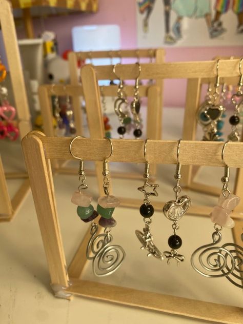 Earings Stand Handmade, Diy Earrings Aesthetic Beads, Rangement Art, Organizing Jewelry, Diy Earring Holder, Hiasan Bilik Tidur, Ideas For Organizing, Diy Jewelry Display, Diy Jewelry Holder