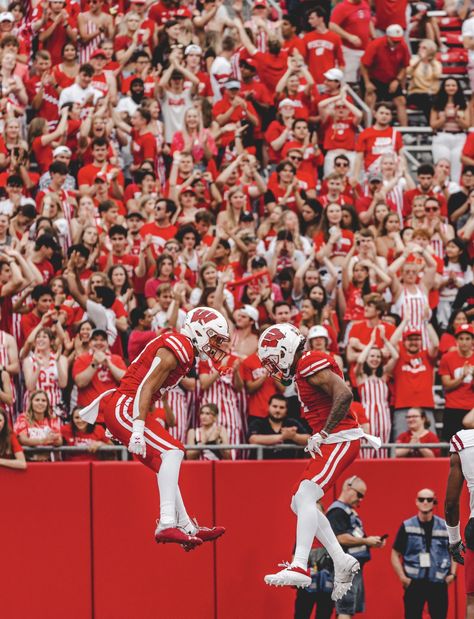 Wisconsin Madison Aesthetic, Wisconsin University, College Football Outfits, Wisconsin Badgers Football, College Goals, Badger Football, Wisconsin Football, Volleyball Wallpaper, Wisconsin Madison