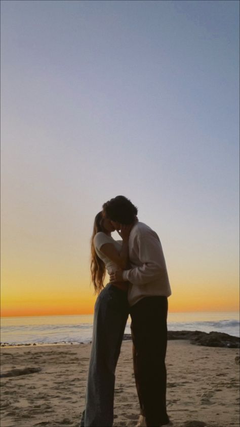 Sunset Couple Selfies, Kiss On The Beach Aesthetic, Beach Couple Aesthetic Faceless, Beach Flicks, Couple Kiss Photo, Beach Kissing, Secret Couple, Athletic Couples, Summer Kiss