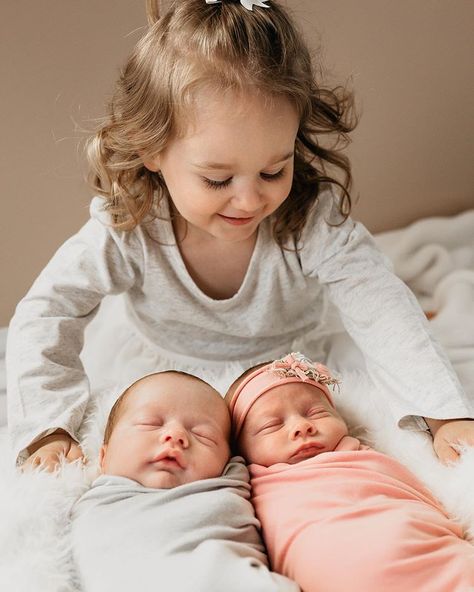 Twin Newborn Photography With Siblings, Twin Newborn Pictures, Twin Babies Pictures, Picture Ideas Family, Newborn Twin Photos, Twin Baby Photography, Twin Baby Photos, Twin Newborn, Newborn Twins Photography