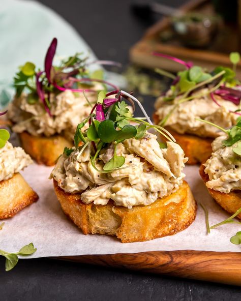 Christmas Food Canapes, Chicken Salad Canapes, Chicken Salad Crostini, Soup Catering Ideas, Chicken Crostini Appetizers, Chicken Canapes Ideas, Cold Chicken Appetizers, Chicken Salad Appetizers For Party, Turkey Canapes