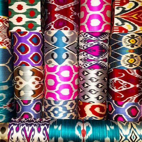 The most beautiful textiles in the world are Uzbek ikat and suzani. Glossary of Uzbek fabrics | Alesouk Grand Bazaar Ikat Art, Ikat Pattern Fabric, Diy Headboard Upholstered, Uzbek Ikat, Ethno Style, Hand Painted Fabric, Textile Pattern Design, Ikat Print, Ikat Pattern