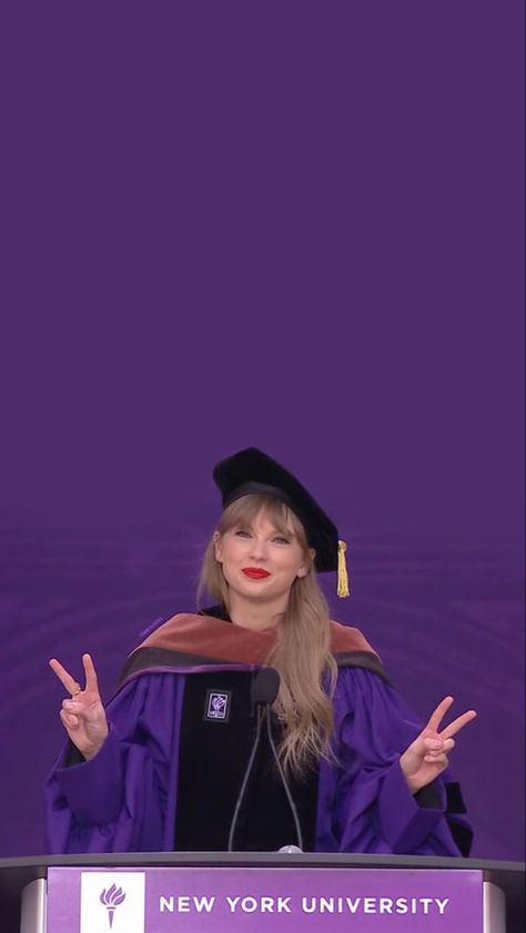 Dr Taylor Swift, Taylor Graduation, Taylor Swift Graduation, Purple Academia, Taylor Swift Fotos, Taylor Swift Singing, Selena And Taylor, Photos Of Taylor Swift, Taylor Swift Posters