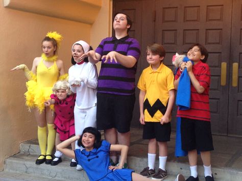 Some of the leads from CMT's "You're A Good Man, Charlie Brown!" May 2014 Charlie Brown Diy Costume, Charlie Brown Outfit, Woodstock Costume Peanuts Diy, Charlie Brown Baby Costume, Peanuts Costumes, Charlie Brown Halloween Costumes, Woodstock Costume, Peanuts Halloween Costume, Christmas Floats