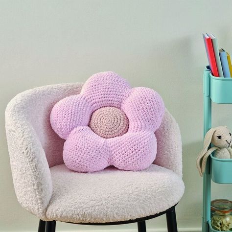 Crochet a cushion with a plush flower, this beginner friendly pattern is perfect for your next Flower Cushion Crochet Pattern, Flower Pillows Diy, Crochet Pillow Flower, How To Crochet A Pillow, Crochet Gifts For Grandparents, Crochet Flower Pillow Pattern Free, Crochet Flower Pillow Pattern, Crochet Flower Plush, Easy Quick Crochet Patterns