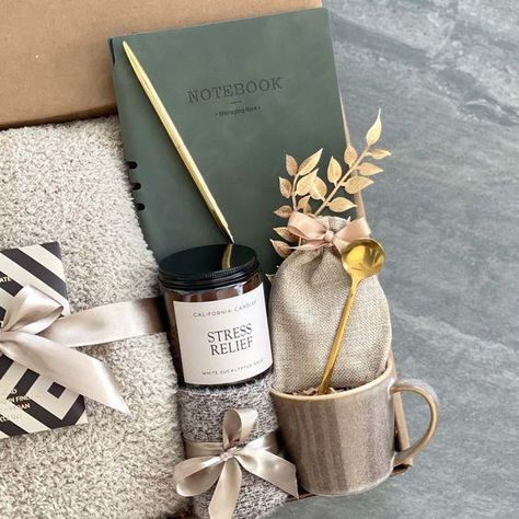 $98,00 Birthday Gift Ideas For Women, Hampers Ideas, Gift Set For Men, Luxury Gift Set, Chenille Blanket, Basket Gift, Christmas Jars, Planner Stationery, Lined Journal