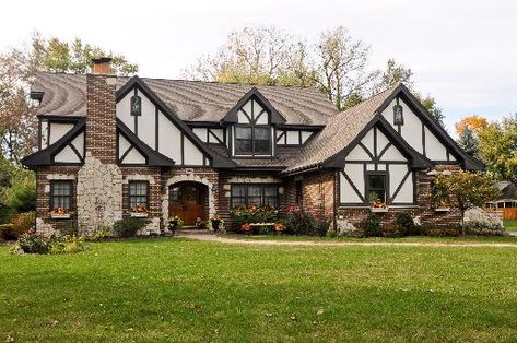 English Tudor home <3 Tudor Trim Exterior, German Tutor House, Old English Home Exterior, Traditional Tudor Home Exterior, Tudor Hallway, English Style Home Exterior, English Tudor House Exterior, Tudor Village, Tudor Farmhouse