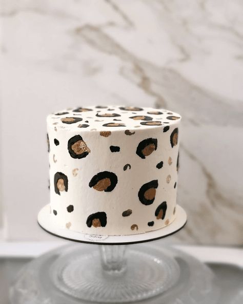 Leopard Birthday Party Ideas, Leopard Birthday Cake, 44 Birthday, Leopard Birthday Parties, Cheetah Birthday Party, Cheetah Cakes, Personal Cakes, Botanical Cake, Leopard Cake