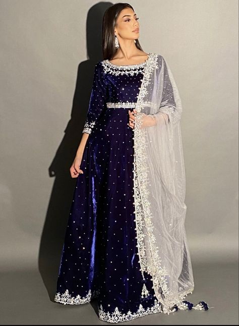 Navy Blue Desi Outfit, Winter Dressing Style, Blue Pakistani Dress, Casual Outfits For Women Winter, What To Pack For London, Women Winter Outfit Ideas, What To Wear In London, London In January, London In Winter