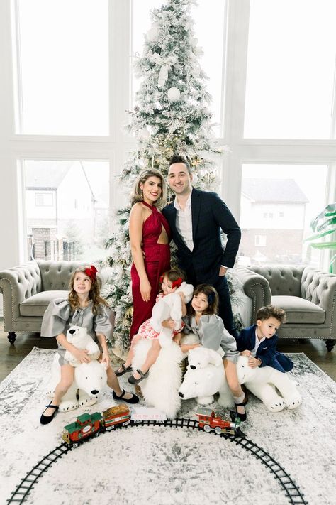 Fancy Holiday Outfits, Fashion Dresses Classy Beautiful, Polar Bear Christmas Tree, Christmas Outfit Ideas For Family, Christmas Tree Photography, Christmas Photo Shoot, Family Christmas Outfits, Trendy Family, Christmas Outfit Ideas