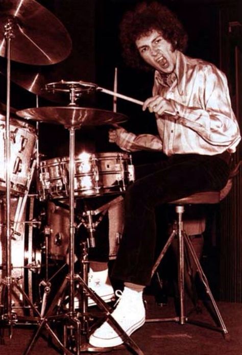 Mitch Mitchell (Jimi Hendrix drummer) rockin' the Converse All-Stars. Famous Drummers, Jazz Drummer, Mitch Mitchell, The Jimi Hendrix Experience, Gretsch Drums, Ludwig Drums, Jimi Hendrix Experience, Rock Artists, Musica Rock