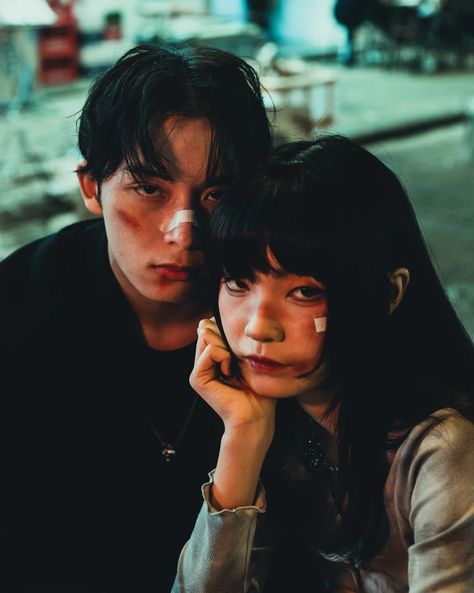 Duo Poses Reference Couple, Japanese Couple Photography, Sibling Pose Reference, Beat Up Reference, Group Photo Reference, Male Female Friendship, Protective Boyfriend, Japanese Couple, Life Drawing Reference