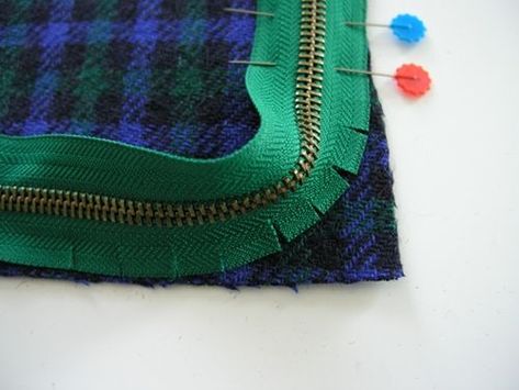 How to sew a zipper around a corner. Vintage Wool Blanket, Sew Zipper, Sewing 101, Sew Ins, Beginner Sewing Projects Easy, Creation Couture, Sewing Projects For Beginners, Sewing Skills, Diy Couture