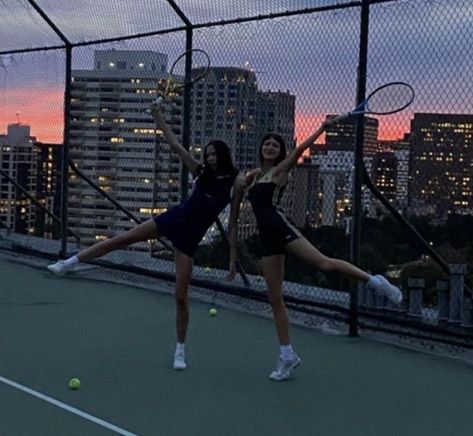 Tennis Photoshoot, Tennis Lifestyle, Tennis Pictures, Tennis Girl, Tennis Aesthetic, Tennis Whites, Tennis Life, Artsy Photos, Rich Girl Aesthetic