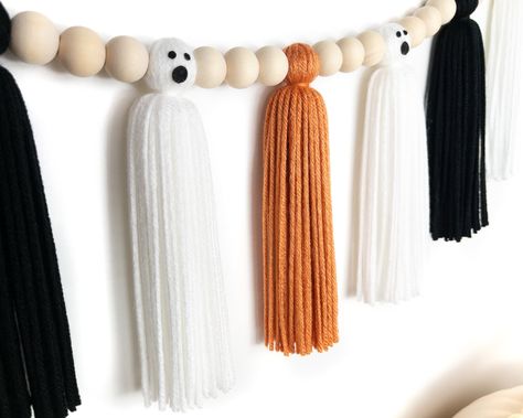 Black Yarn Crafts, Halloween Craft Night Adults, Boho Fall Halloween Decor, Orange And Black Halloween Decor, Halloween Diy To Sell, Halloween Felt Garland Diy, Trending Halloween Decor, Halloween Decor Crafts Diy, Fall Items To Make And Sell