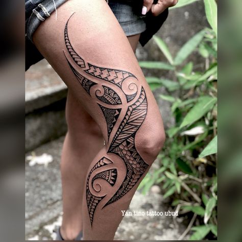 Polynesian Knee Tattoo, Samoan Leg Tattoo For Women, Polynesian Leg Tattoos Women, Maori Tattoo Designs Women Arm, Māori Tattoo, Polynesian Leg Tattoo, Calf Tattoos For Women, Side Thigh Tattoos, Polynesian Tattoos Women