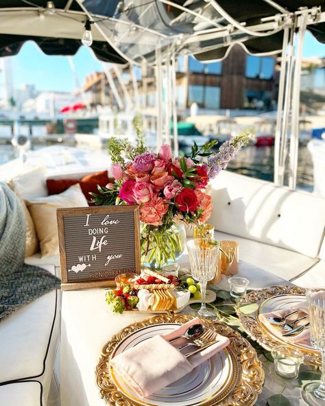 Duffy Boat Party Table Settings, Picnic On Boat, Duffy Boat Decorations, Duffy Boat Party Decorations, Yatch Decor Birthday, Picnic On A Boat, Boat Picnic Aesthetic, Duffy Boat Party, Yacht Food