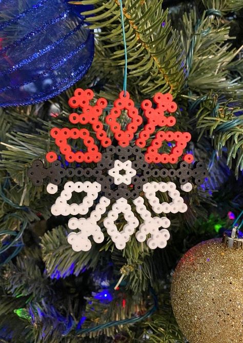 Perler Gift Ideas, Creative Ornaments Diy, Snowflake Perler Bead Patterns, Pyssla Ideas Christmas, Winter Perler Beads, Fuse Bead Crafts, Perler Snowflake, Perler Bead Gift Ideas, Pokemon Snowflake