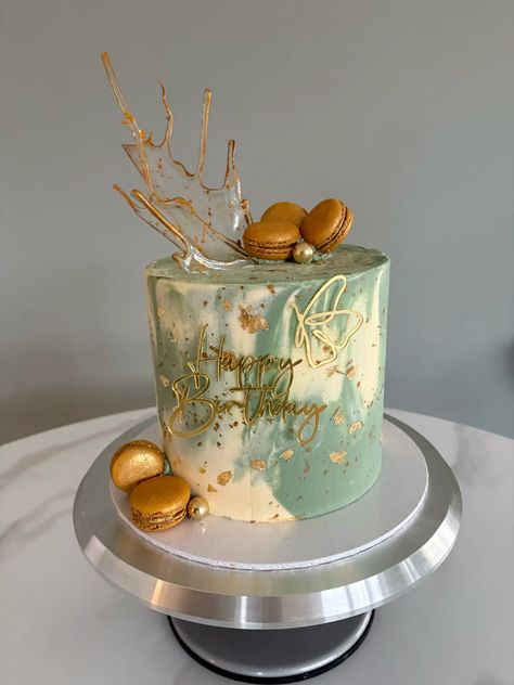 Sage Green and white marble cake with gold. Pretty birthdat cake! Gold Cake Decorating Ideas, Sage Green And White Cake, Sage Green And Gold Cake, Sage Green Birthday Cake, Green And White Cake, Green Birthday Cakes, Cake With Gold, Cake Decorating Ideas, 21st Birthday Cake