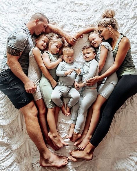 Family Matching Outfits Photography, Big Family Photo Shoot Ideas, Big Family Photos, Family Photo Pose, Sports Images, Family Posing, Family Goals, Big Family, Matching Family Outfits