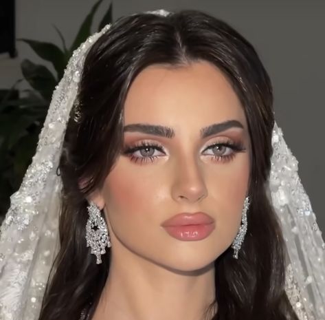 Aesthetic Bride Makeup, Wedding Simple Makeup Looks, Simple Full Glam Makeup, Cream Dress Makeup Look, Ball Gown Nails, Subtle Bride Makeup, Henna Party Makeup, Nikkah Makeup Looks Simple, Pakistani Wedding Makeup Look