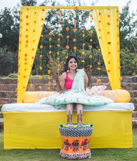 Photo of Minimal bridal seating idea on mehendi Indian Wedding Decorations Receptions, Haldi Decoration, Mehendi Decor Ideas, Mehendi Decor, Haldi Function, Wedding Hall Decorations, Mehendi Ceremony, Wedding Decor Photos, Wedding Background Decoration