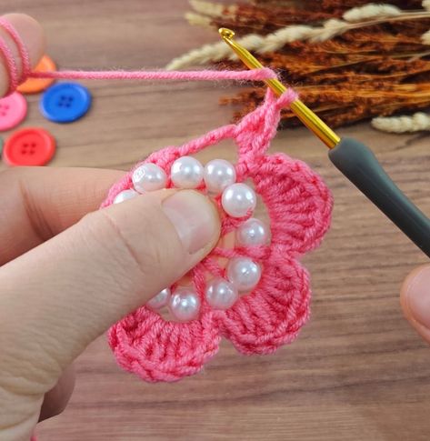 Crochet Button Keychain, Crochet Flowers With Beads, Crochet With Pearls Ideas, Crochet With Buttons, Crochet Around A Button, How To Add Buttons To Crochet, Crochet Buttons How To Make, Crochet Button Earrings, Crochet On Buttons Flower Patterns