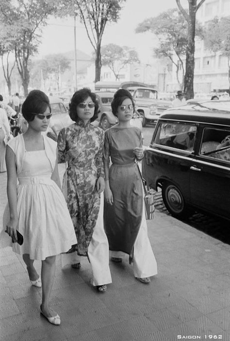 Vintage Vietnam Aesthetic, Saigon 1975 Vintage, Vietnam Black And White, White Shots, Vietnamese Style, Vietnamese History, Vietnam Fashion, Vietnam Art, Swinging London