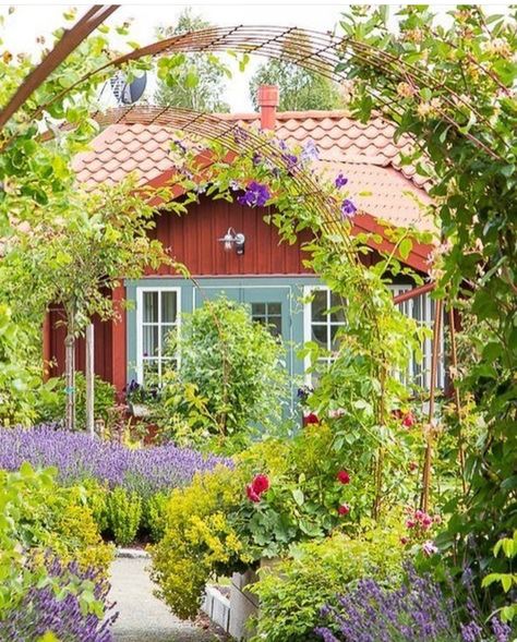 Swedish Cottage, Red Houses, Red Cottage, Modern Garden Design, Swedish House, Red House, Garden Cottage, Front Garden, Modern Garden