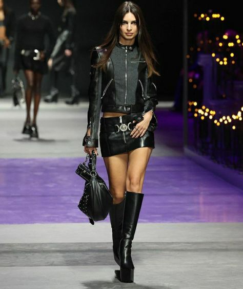 Versace Ss23, Models Catwalk, Model Photoshop, Fashion Show Runway, Versace Spring, Versace Fashion, Gone Girl, Model Aesthetic, Spring Summer 2023