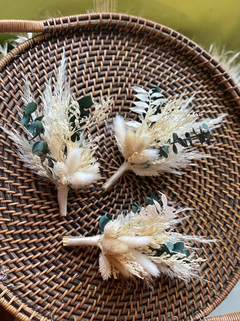 Boho Boutineer Ideas, Boho Wedding Corsages For Mothers, Boho Corsage Wedding, Boho Corsage, Dried Flower Corsage, Wedding Flowers Boho, Pampas Bouquet, Boho Wedding Bridesmaids, Simple Wedding Bouquets