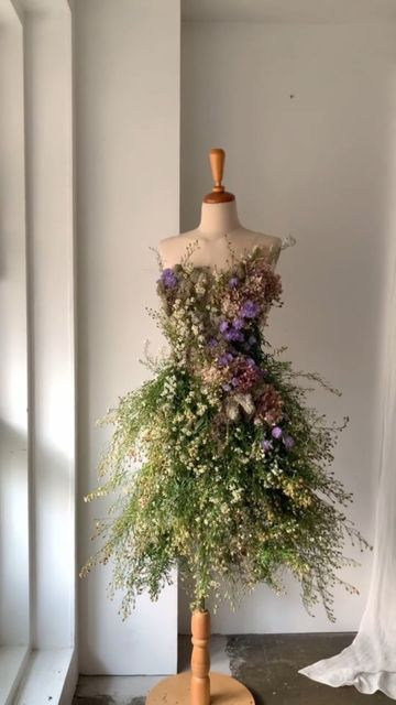 Dress Form Decor, Mannequin Christmas Tree, Flower Costume, Christmas Tree Dress, Floral Dress Design, Mannequin Art, Tree Dress, Fairy Dresses, Dress Forms