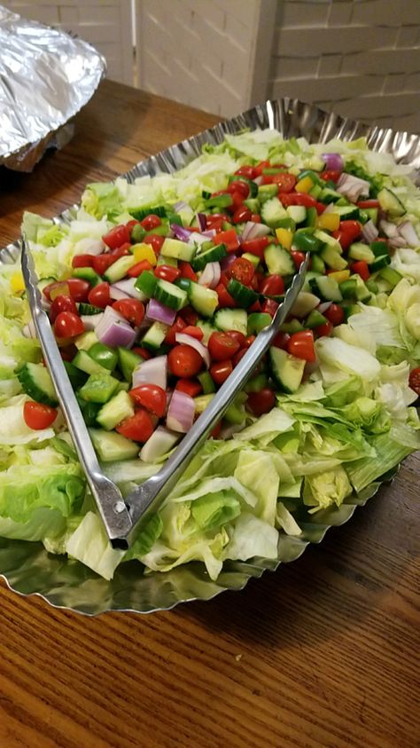 Soup Salad Bar Party, Salad Catering Display, Salad Buffet Ideas, Salad Bar Party, Beautiful Salads, Salad Buffet, Wedding Buffet Food, Basic Food, Buffet Ideas