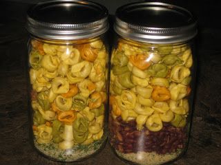 The Fusspot: gifts in a jar- Italian Tortillini Soup Jar Soups, Homemade Soup Mix, Jar Food Gifts, Mason Jar Soup, Dry Canning, Mason Jar Mixes, Italian Tortellini, Jar Mixes, Soup Gifts