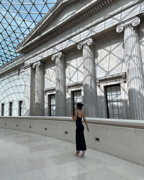 British Museum Photoshoot, The British Museum Aesthetic, British Museum Aesthetic, British History Museum, London Moodboard, Academia Pictures, Museum Shoot, London Pictures Ideas, Museum Portrait