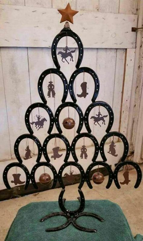 Horse Shoe Christmas Tree Ideas, Christmas Horse Shoe Art, Horse Shoe Christmas Ornaments, Christmas Decorated Horseshoes, Horseshoe Christmas Tree, Horseshoe Christmas, Christmas Tree With Ornaments, Western Christmas Tree, Horseshoe Crafts Projects