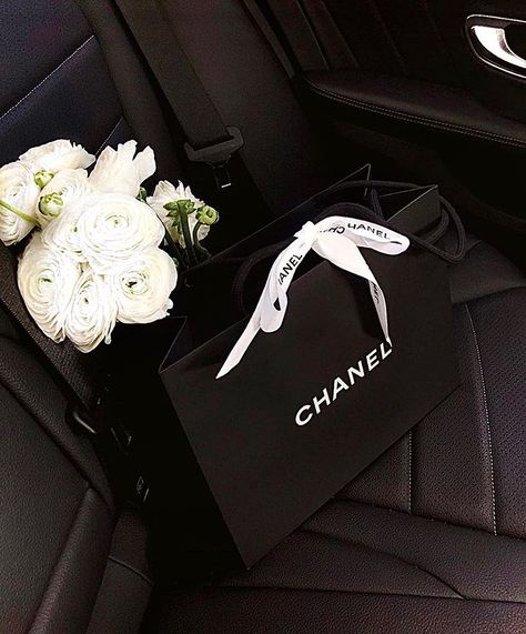 Enise Sude on Instagram: “🖤” Chanel Shopping Bag Aesthetic, Chanel Aesthetic, Fashionista Art, Elephant Wedding, Bags Aesthetic, Celine Luggage Bag, City Aesthetic, Minimalist Wedding, Luxury Life